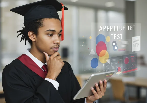 خريج يواجه اختبار قدرات عبر الإنترنت، يستعد لمهنته